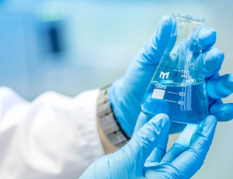 doctor-holding-a-test-tube-a-flask-with-blue-PDEQ4DV