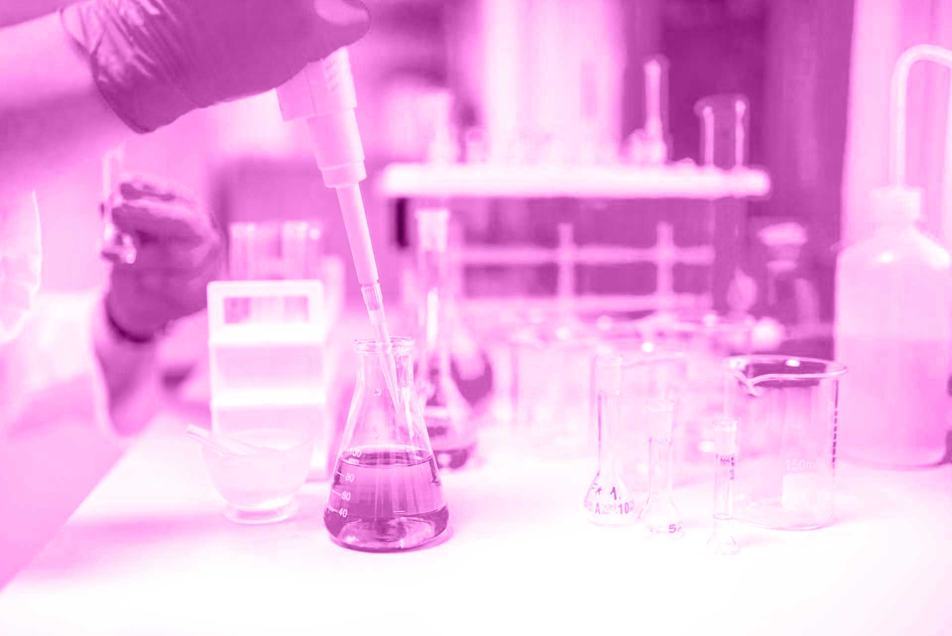 doctor-using-electronic-pipette-for-taking-PZSN6PT-03